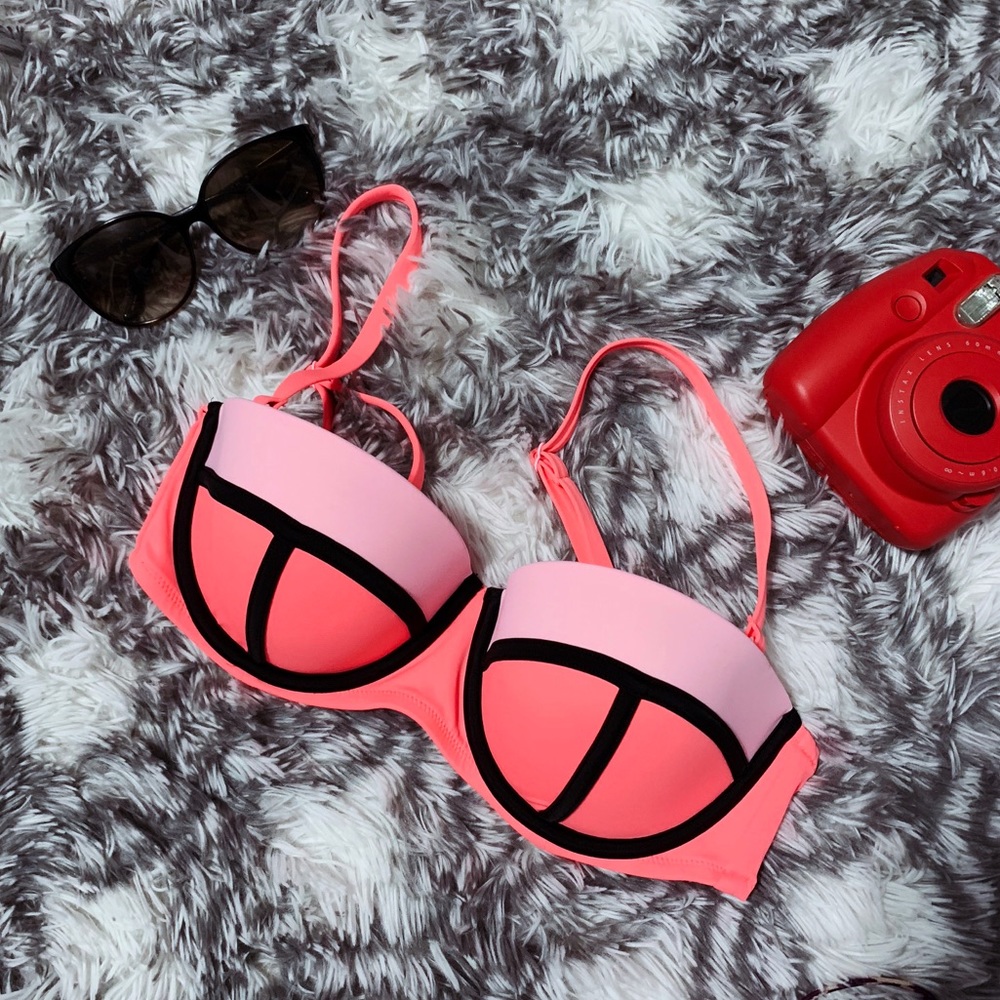 Victoria’s Secrets bathing top